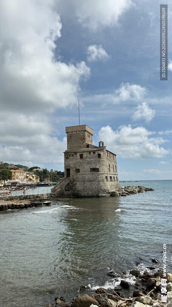 海边古老塔楼 宁静景致