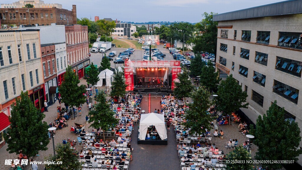 热闹街头的庆典活动