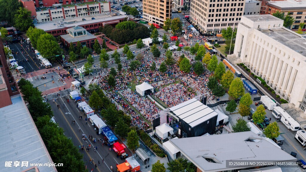 城市广场俯瞰景象