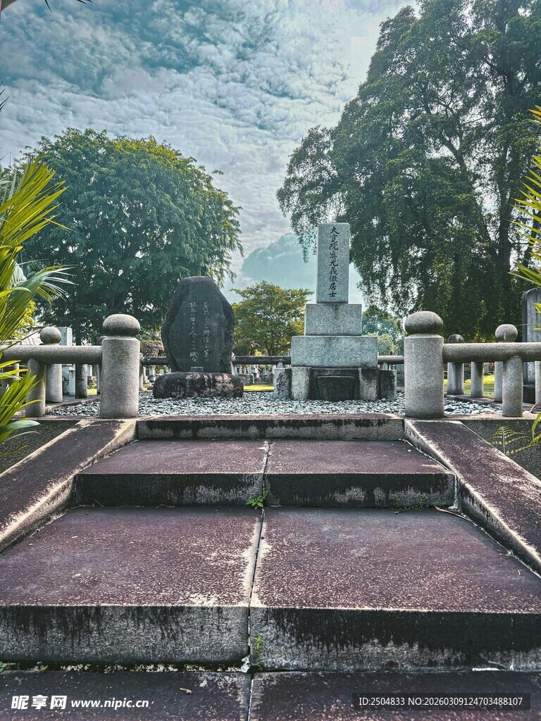 古老石阶通向神秘建筑