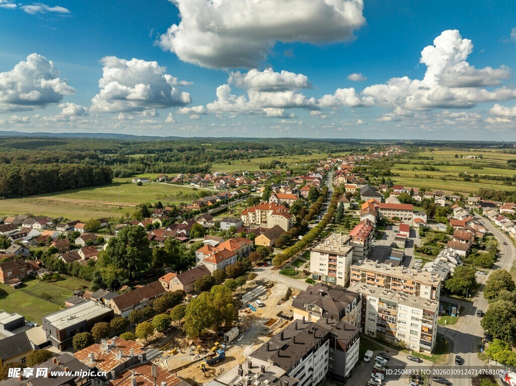 俯瞰美丽宁静的乡村小镇