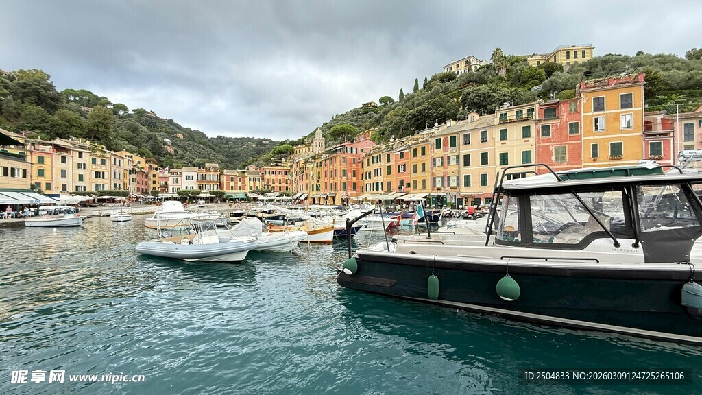 海滨停泊的多彩船只