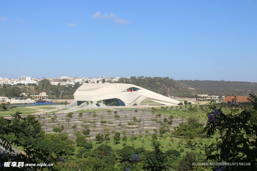 现代建筑与周边绿植景观