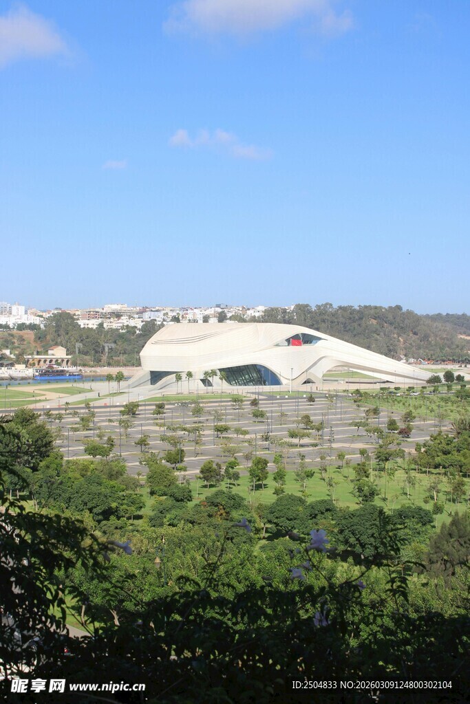 现代建筑隐于葱郁绿植间