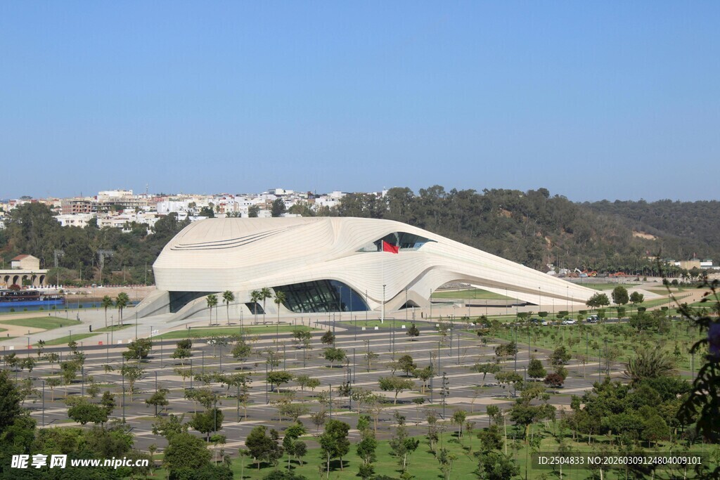 现代风格建筑与绿植景观