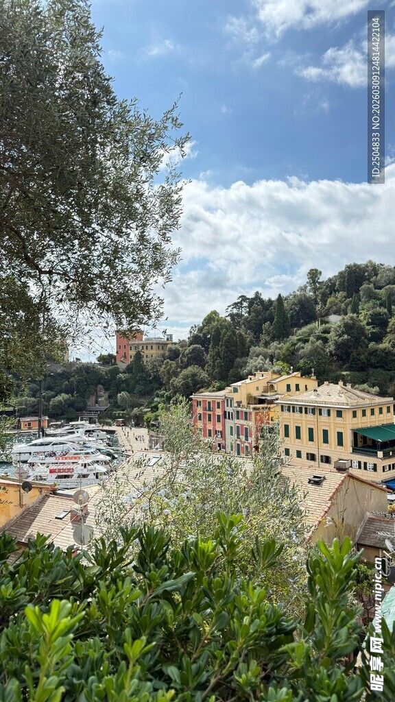 山间多彩建筑与葱郁绿植