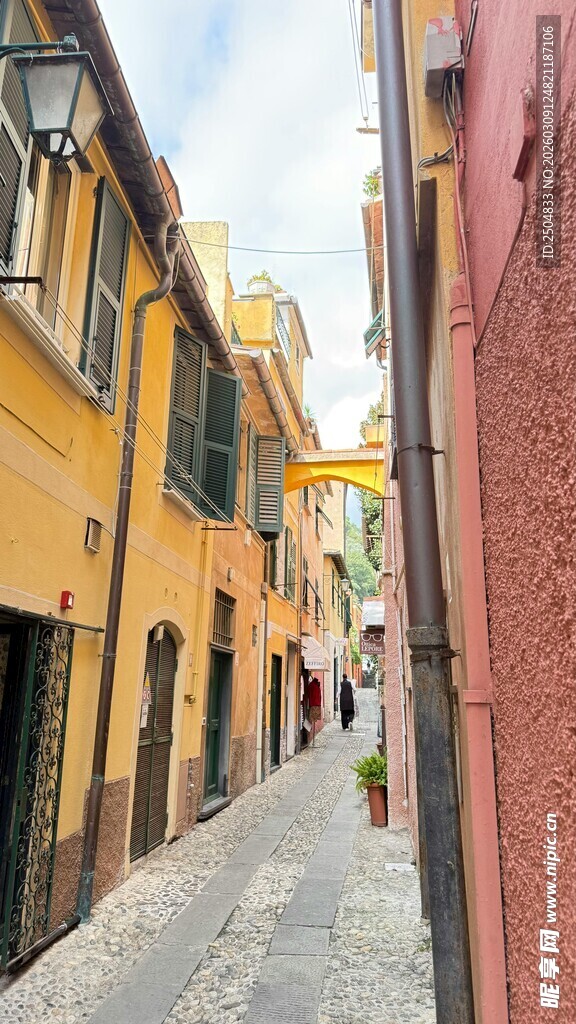  洲风情小巷 行人漫步