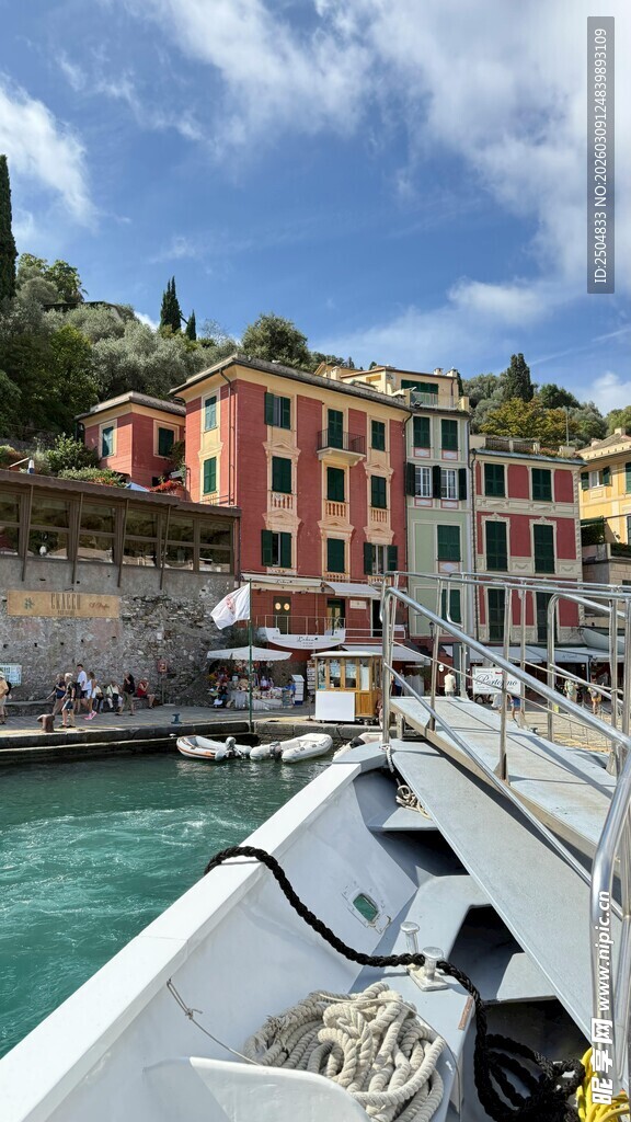 彩色海滨小镇港口景象