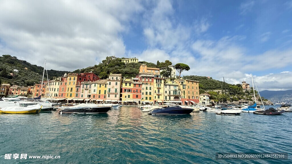 海港边色彩斑斓的建筑景观