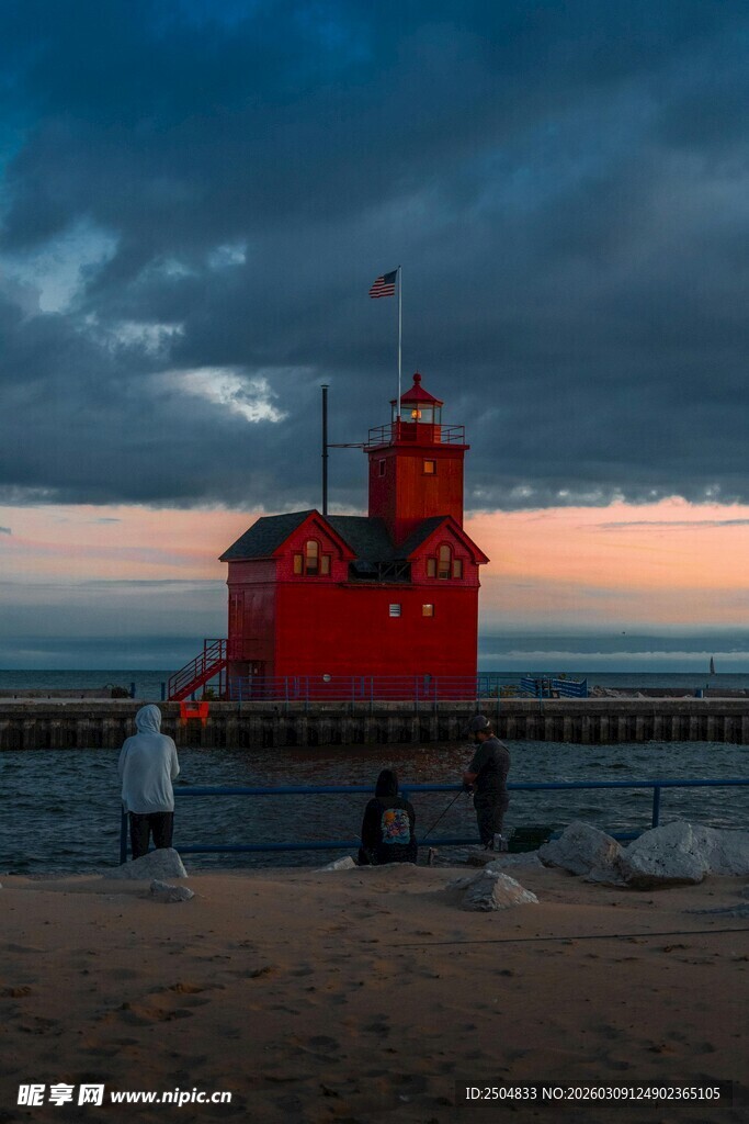 海边红灯塔的黄昏美景