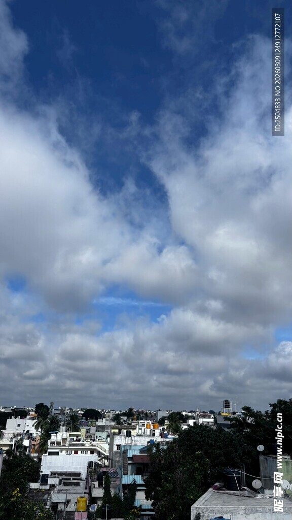 蓝天白云下的城镇风景