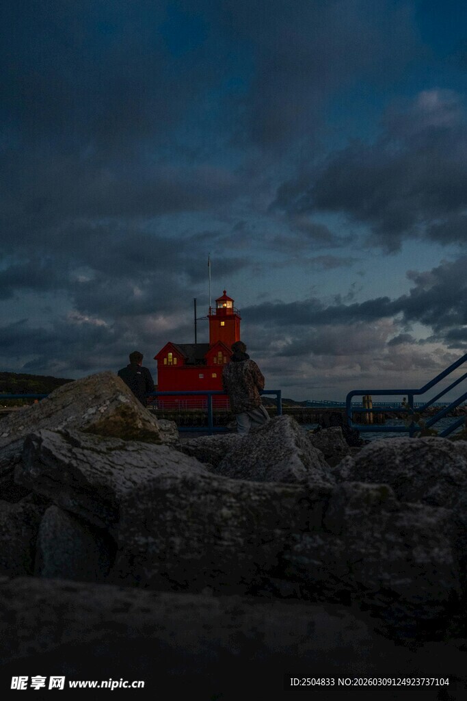 夜幕下的挖掘机作业场景