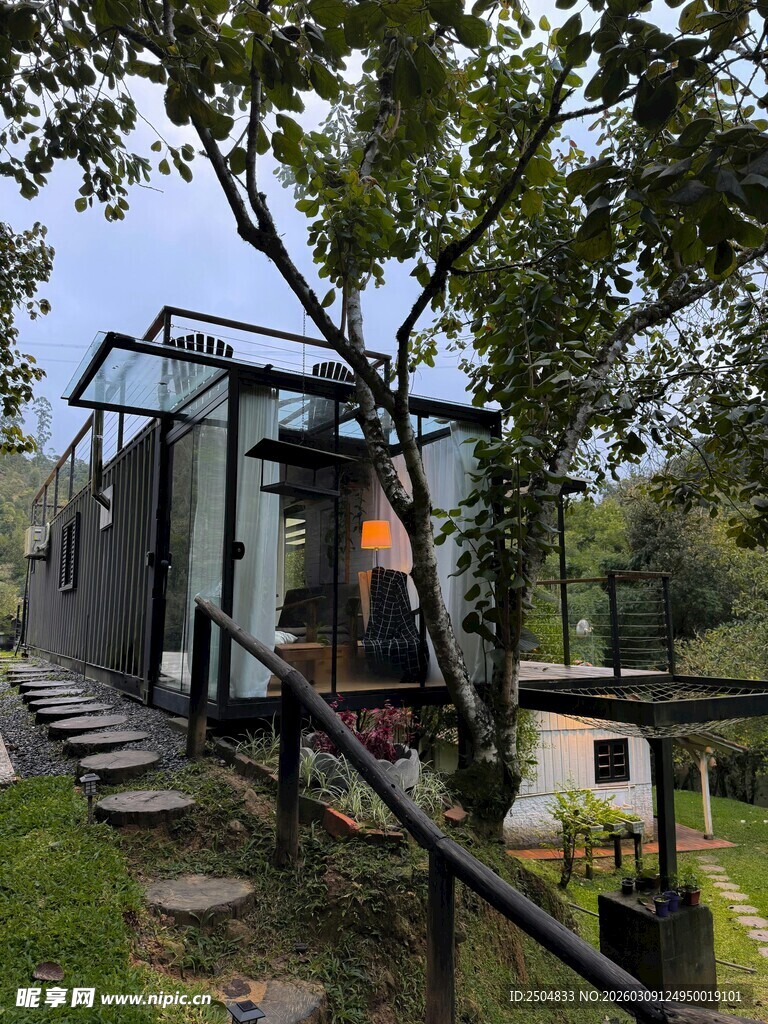 山间小屋旁的自然景致