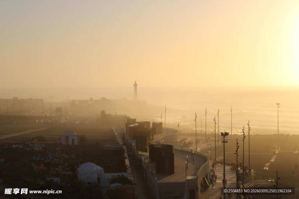 日出时分的静谧港口景象