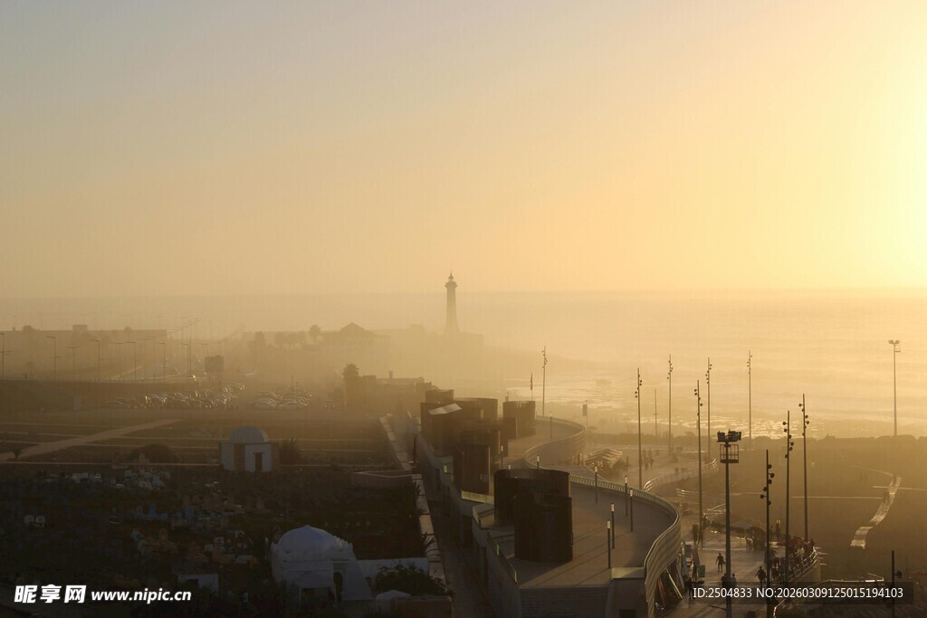 日出时朦胧的城市景象