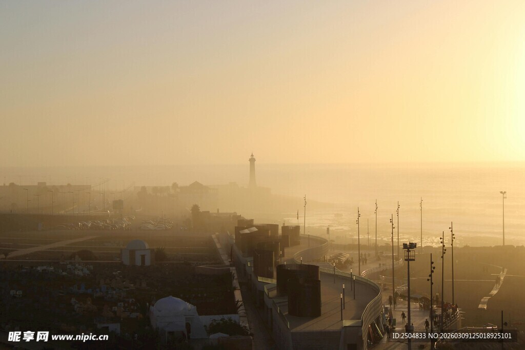 日出时分城市朦胧景象