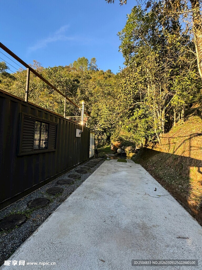 户外水泥小径与周边景致