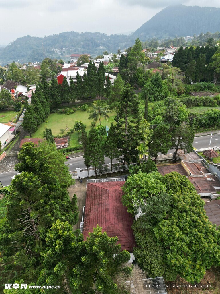 俯瞰绿意盎然的山间村落