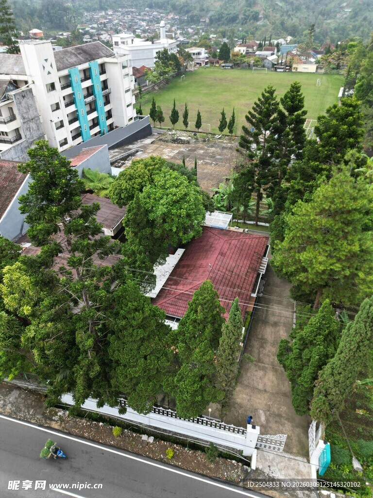 俯瞰绿树环绕的建筑区域