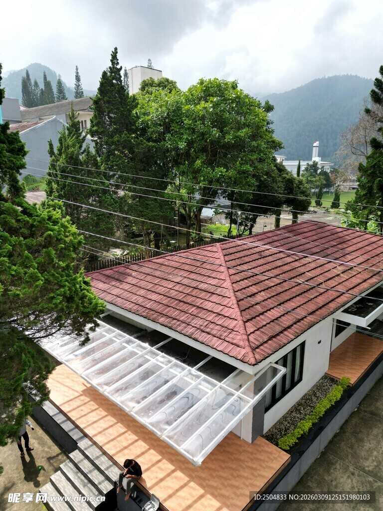 山间红顶小屋景色宜人