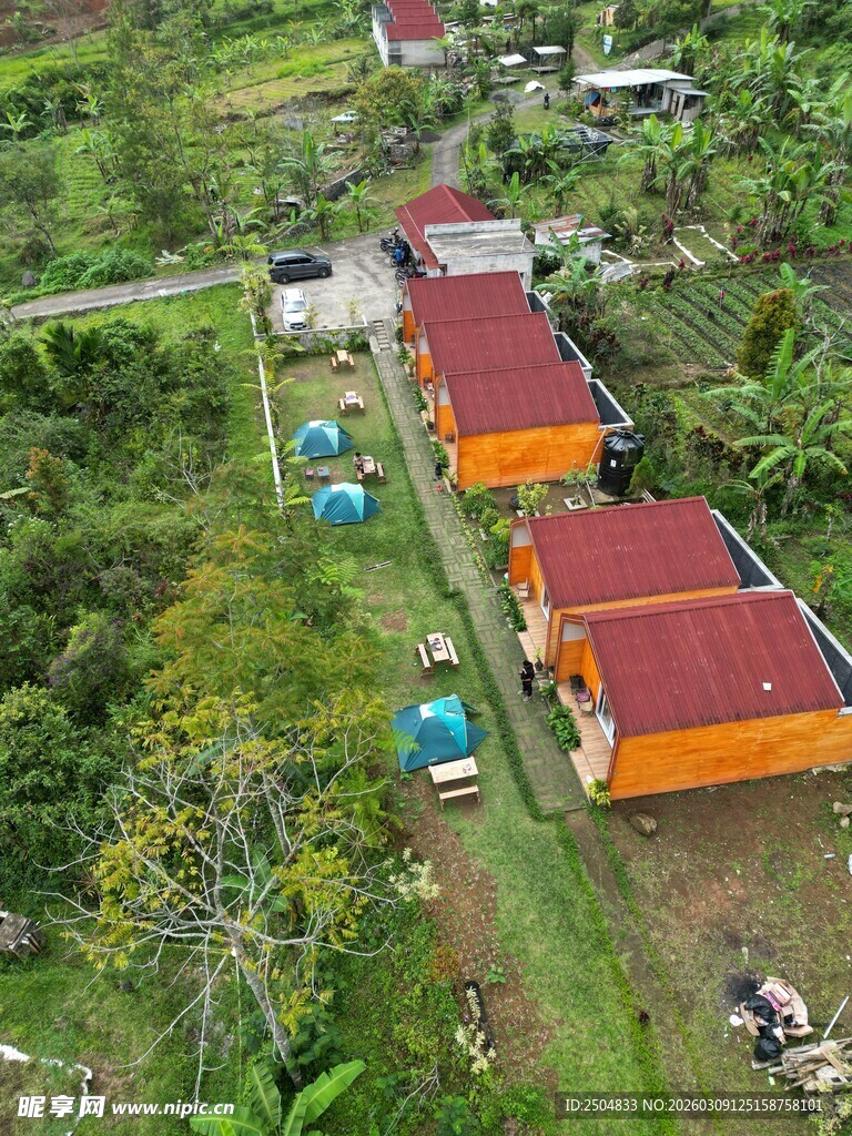 乡村小屋坐落在绿意之中