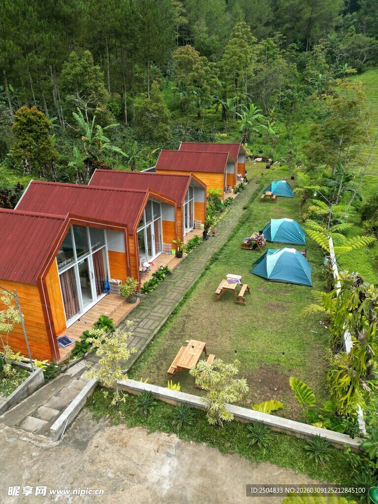 山间彩色小屋与户外帐篷