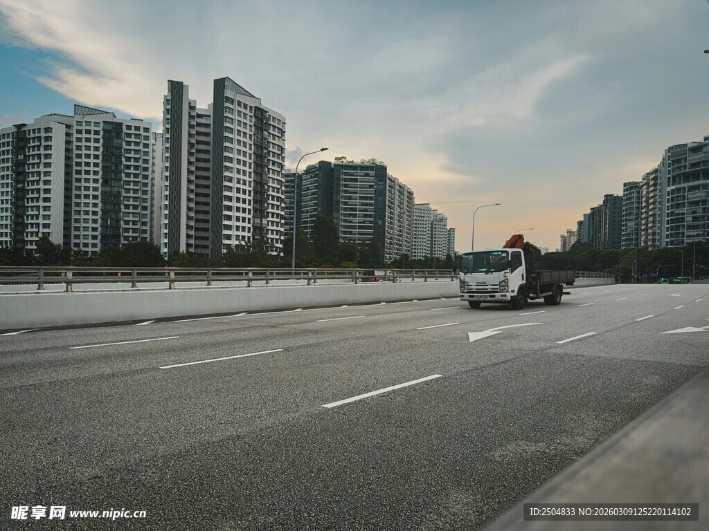 城市道路上的孤独骑行者