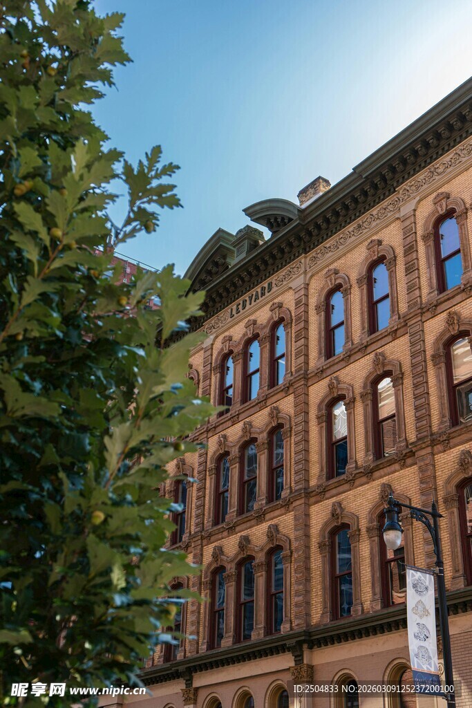 古典风格的多层砖砌建筑