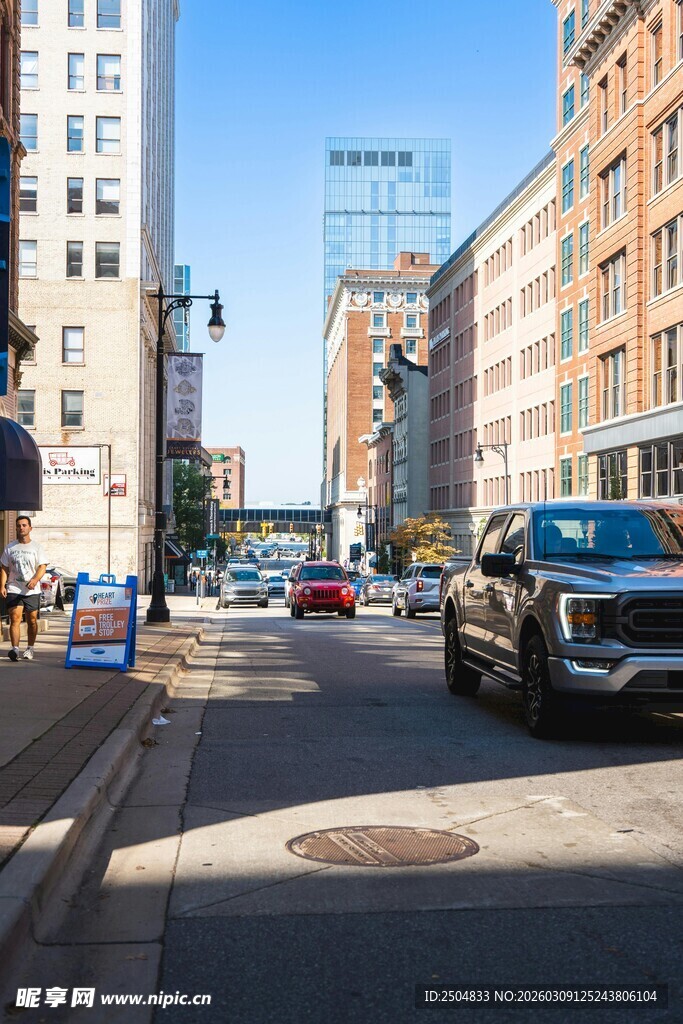 城市街道车辆行人景象