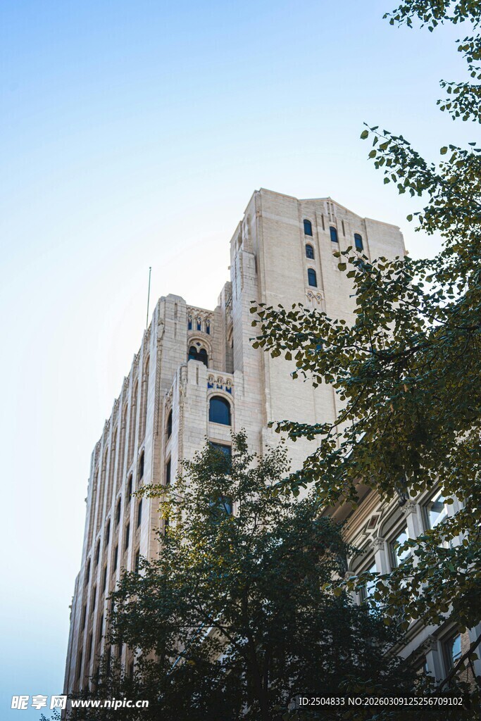 城市中带绿植的高楼建筑