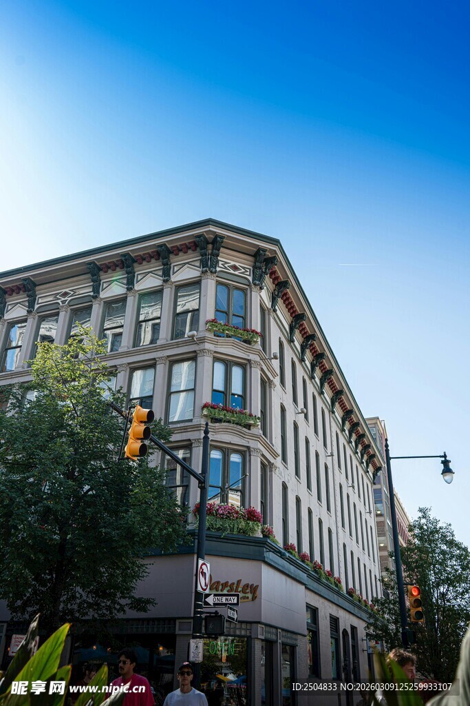 街角复古建筑外观