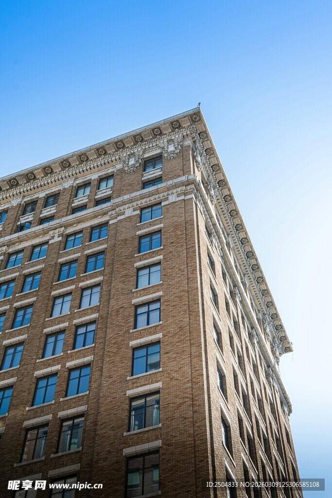 高耸的多层砖砌建筑