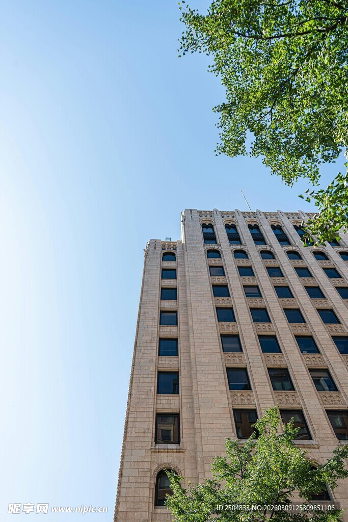 城市中高耸的现代办公大楼