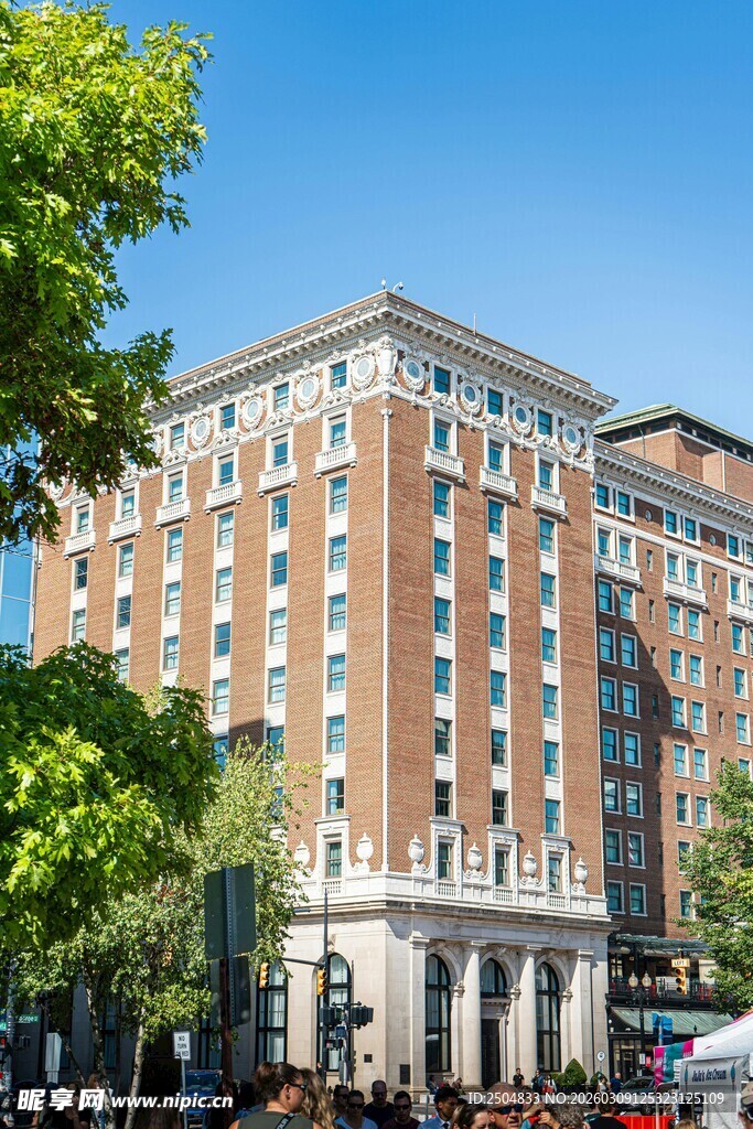 城市中的多层红砖建筑