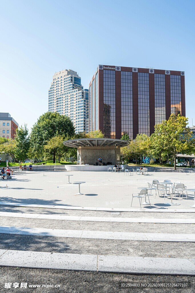 城市广场与高楼景观