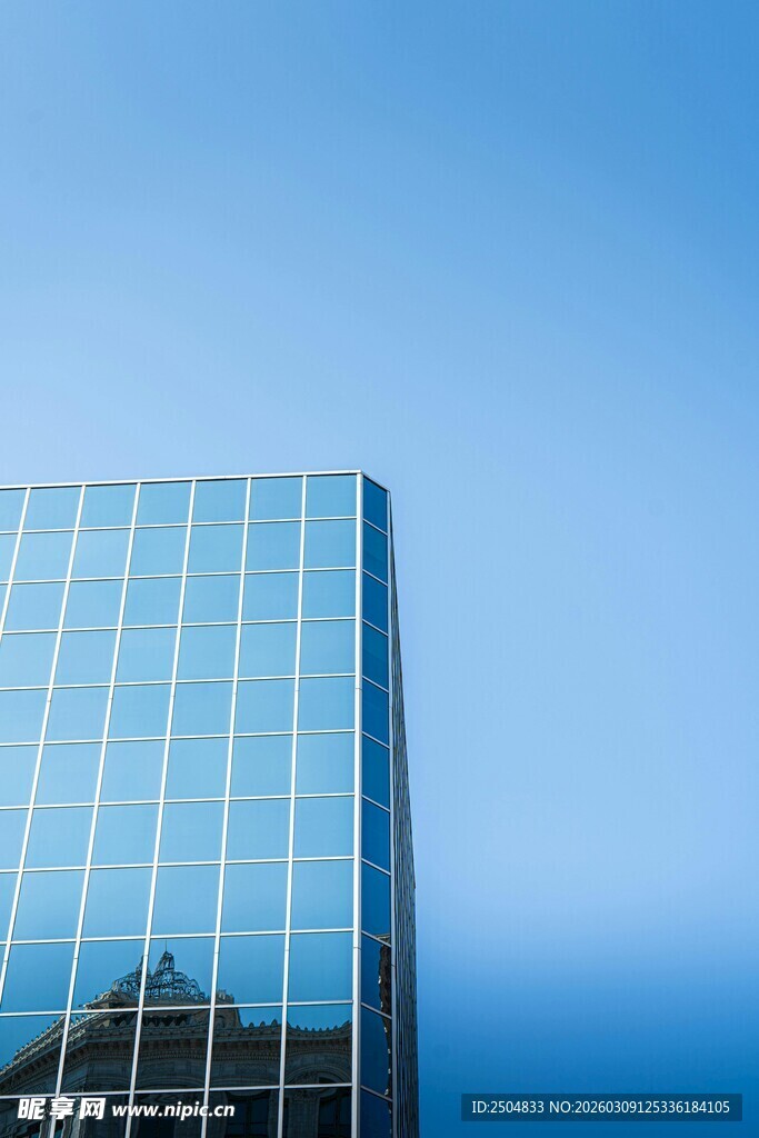 现代玻璃幕墙高楼一角