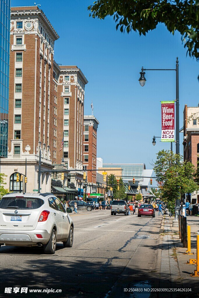 城市街道车水马龙景象
