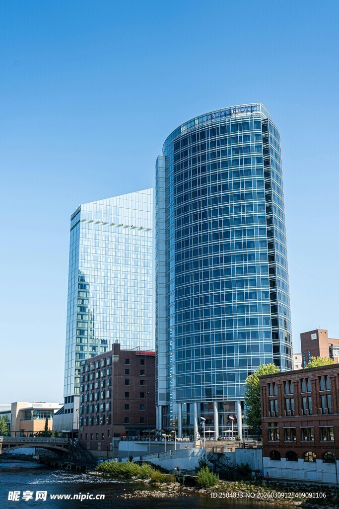 现代城市河畔摩天大楼景观