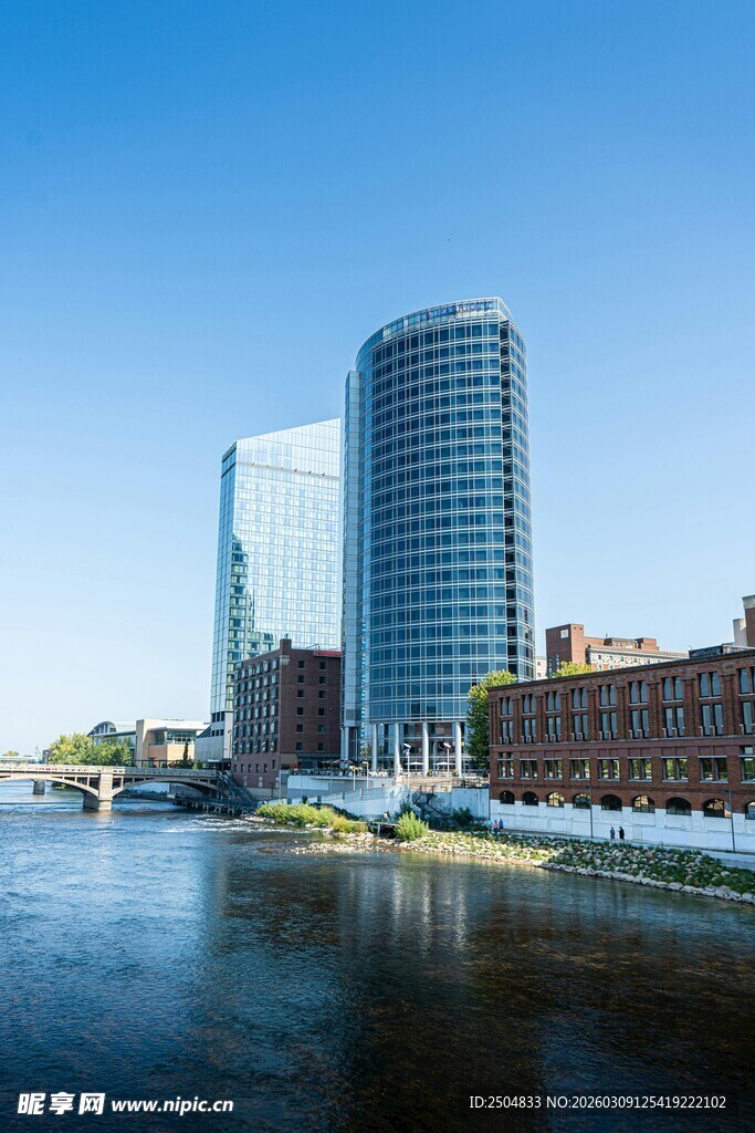 河畔摩天大楼城市景观