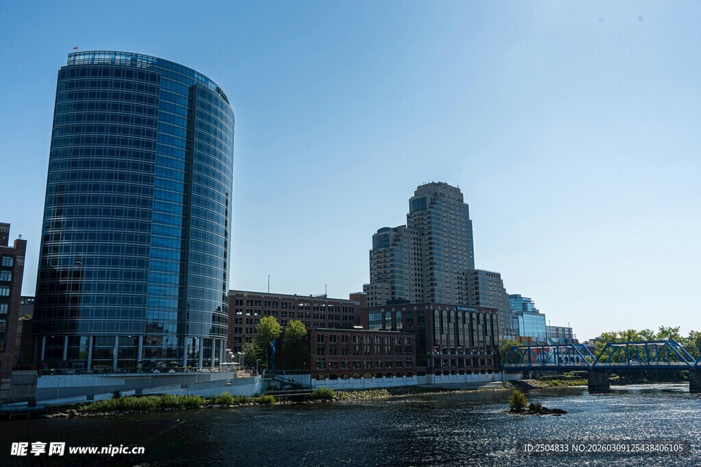 城市河畔的现代与古典建筑