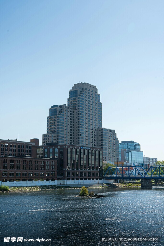 城市河畔高楼景观