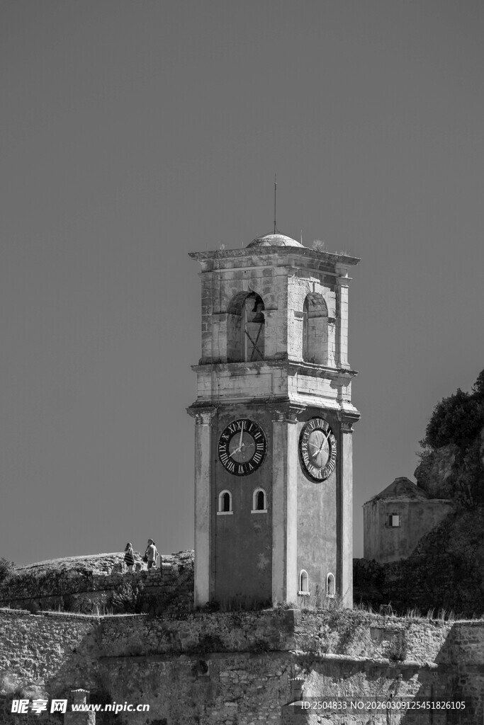 古老钟楼屹立于山丘之上