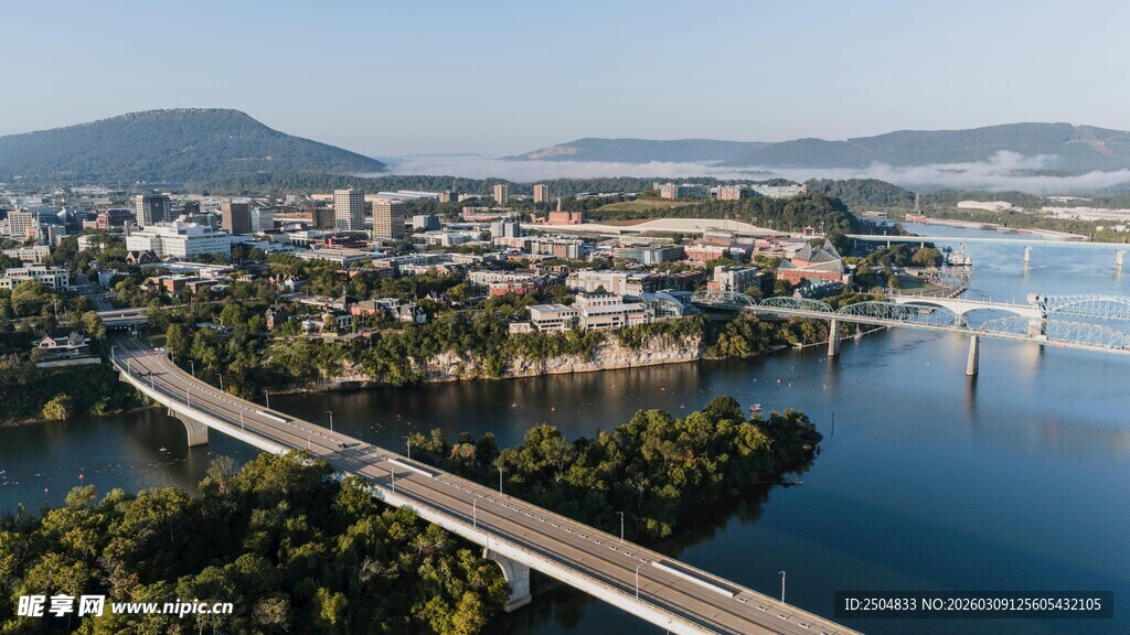 河畔城市风光 桥梁横跨水域