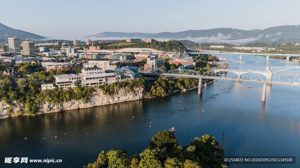 河畔城镇风光与桥梁美景