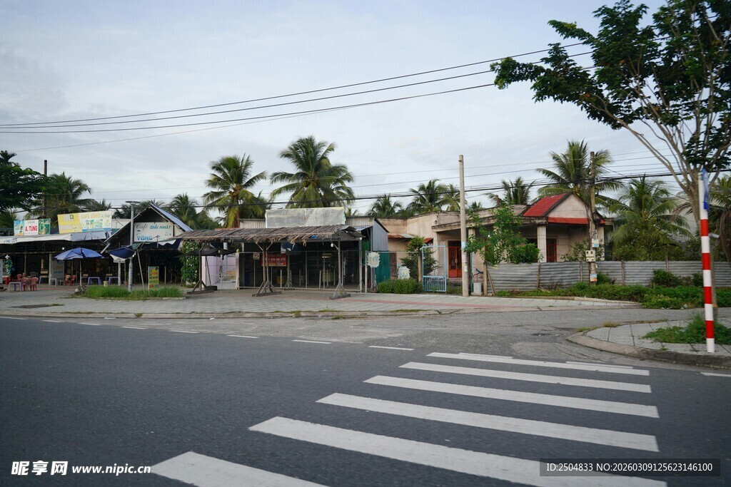 小镇街道的宁静路口