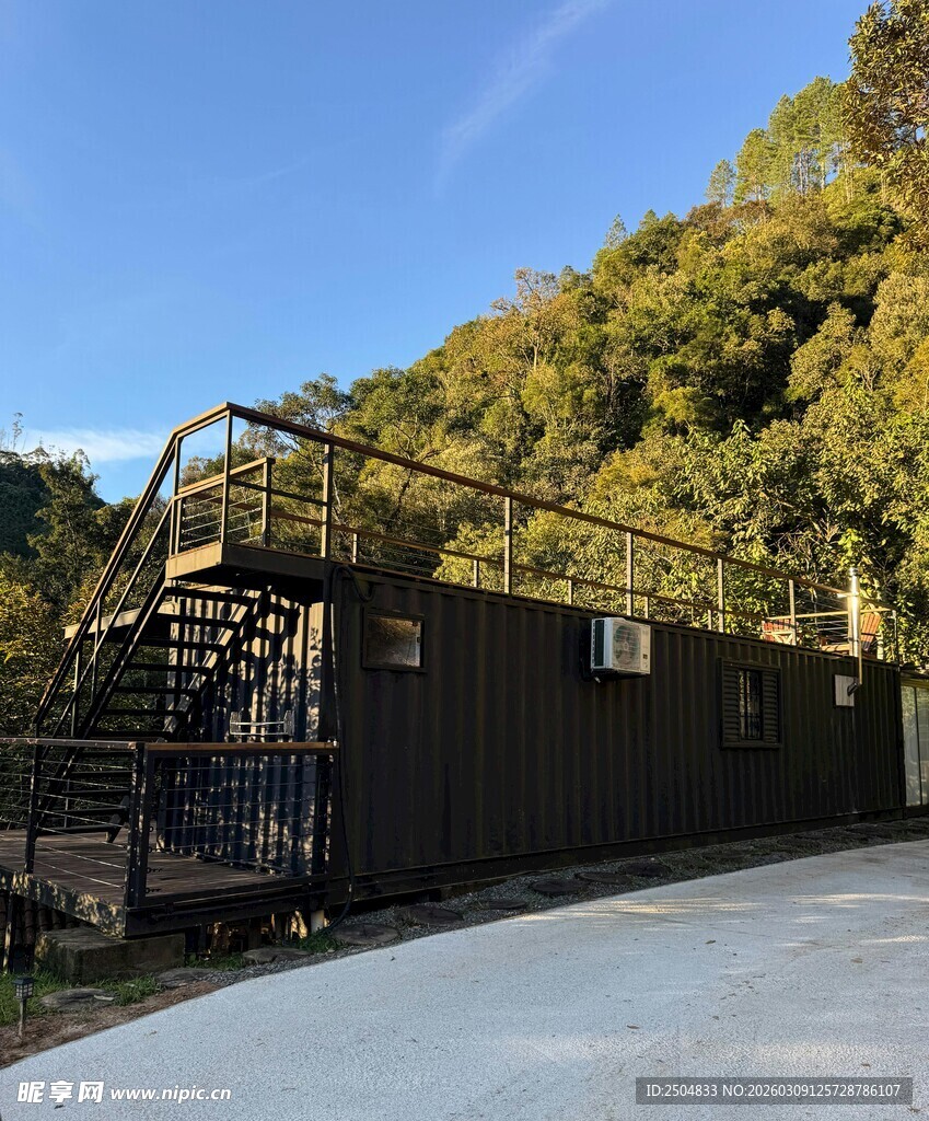 户外黑色集装箱建筑设施