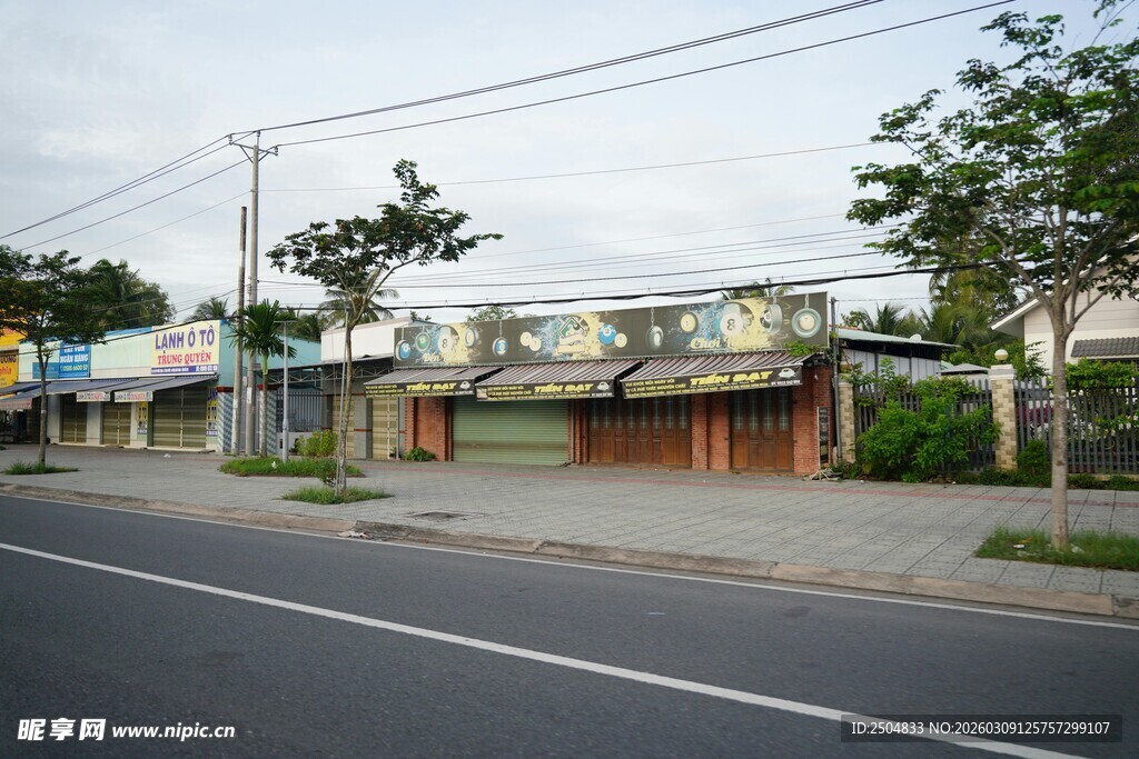 街道旁的简易候车亭