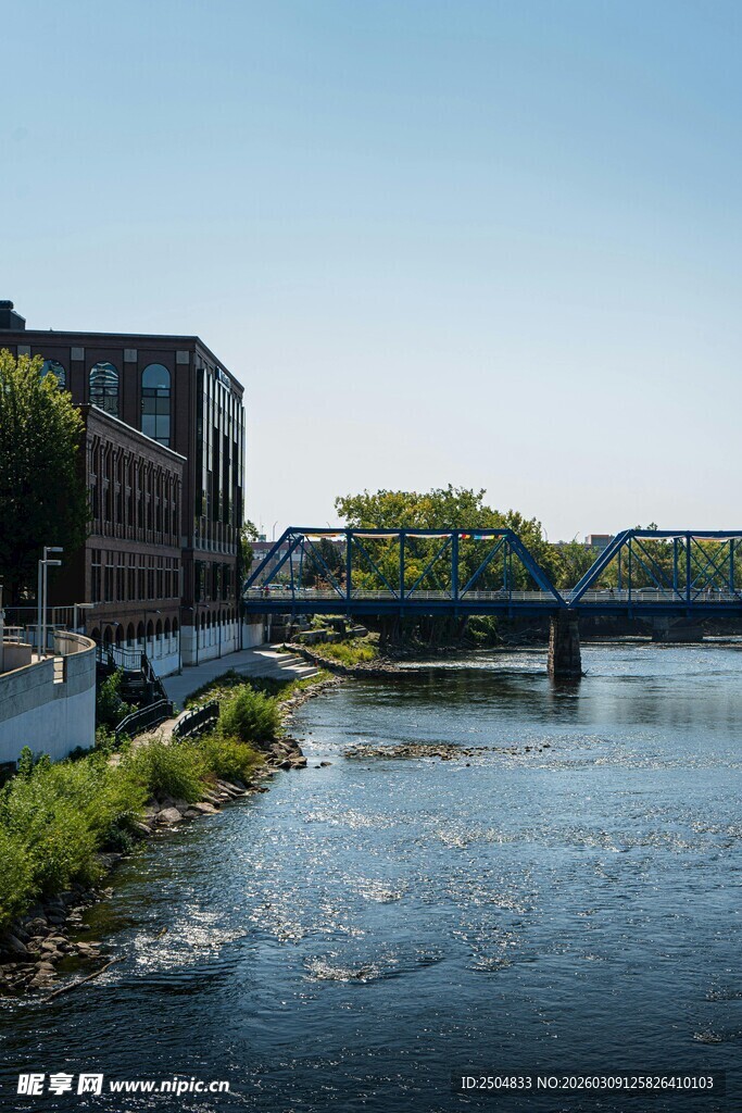 河畔城市风光 宁静美好