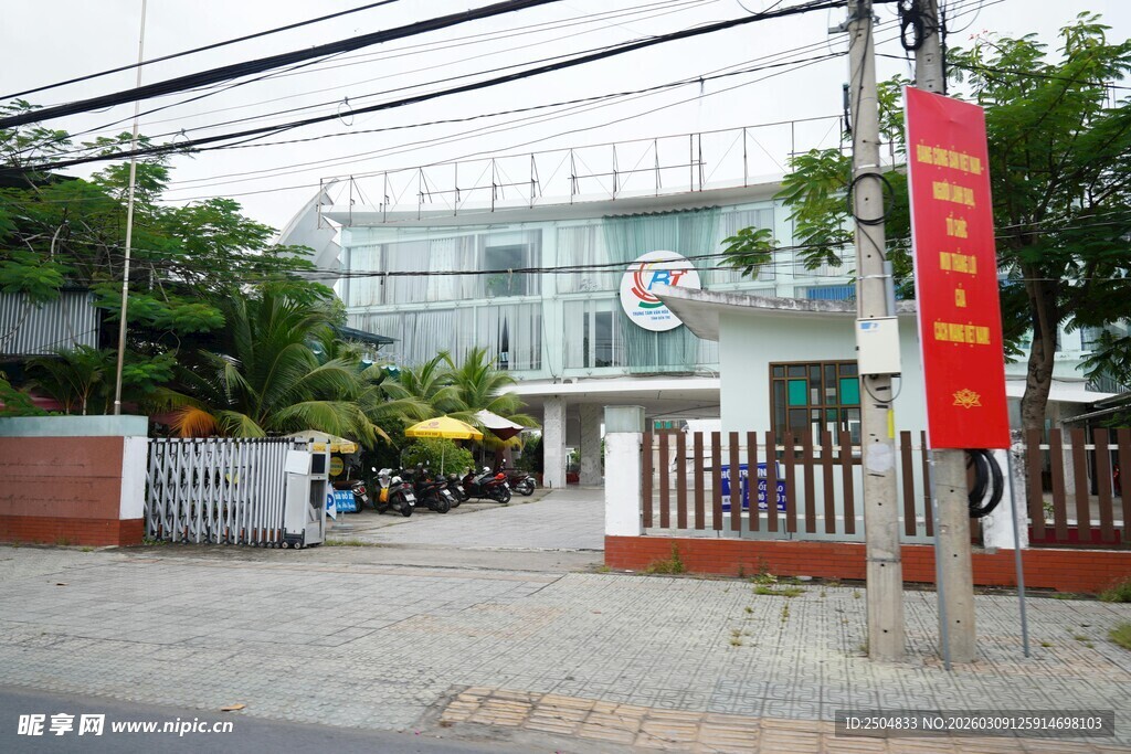 现代玻璃建筑大门景象