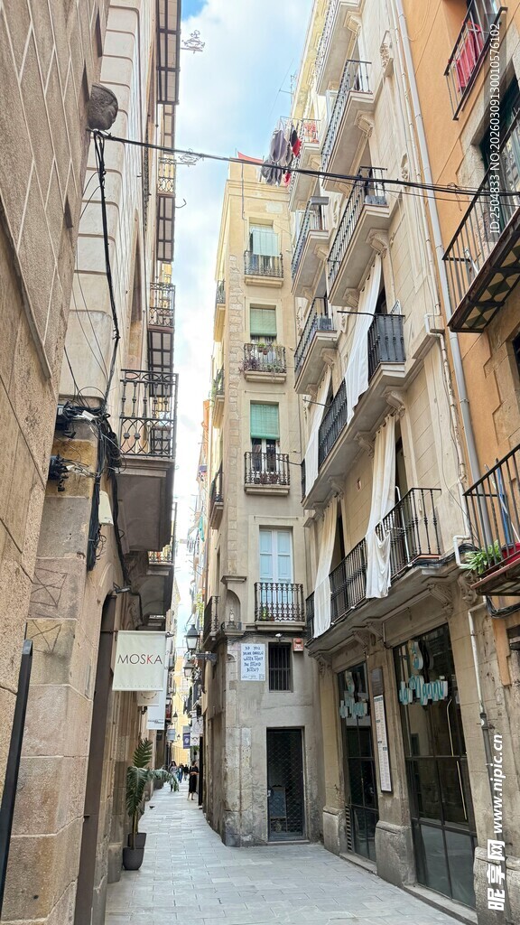 狭窄街道中的欧式建筑景观
